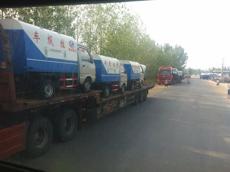 圖為準備發(fā)車至山西的小型<a href=http://www.webezzouar.com/ljc target=_blank class=infotextkey>垃圾車</a>