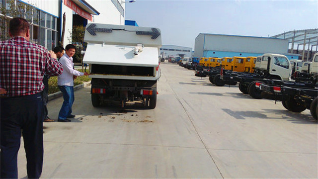 內(nèi)蒙客商正在參觀五十鈴<a href=http://www.webezzouar.com/saoluche/ target=_blank class=infotextkey>掃路車</a>