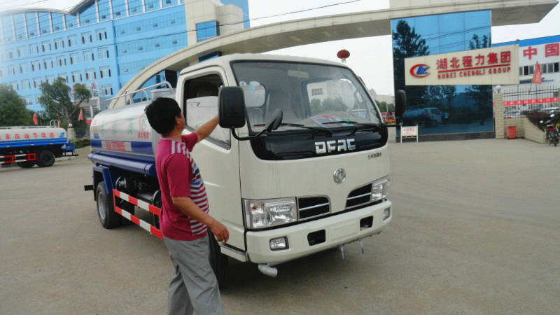 正在給5噸<a href=http://www.webezzouar.com/ssc target=_blank class=infotextkey>灑水車</a>做出廠前準(zhǔn)備