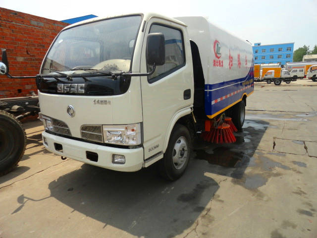  東風(fēng)福瑞卡道路清掃車（<a href=http://www.webezzouar.com/saoluche/ target=_blank class=infotextkey>掃路車</a>）